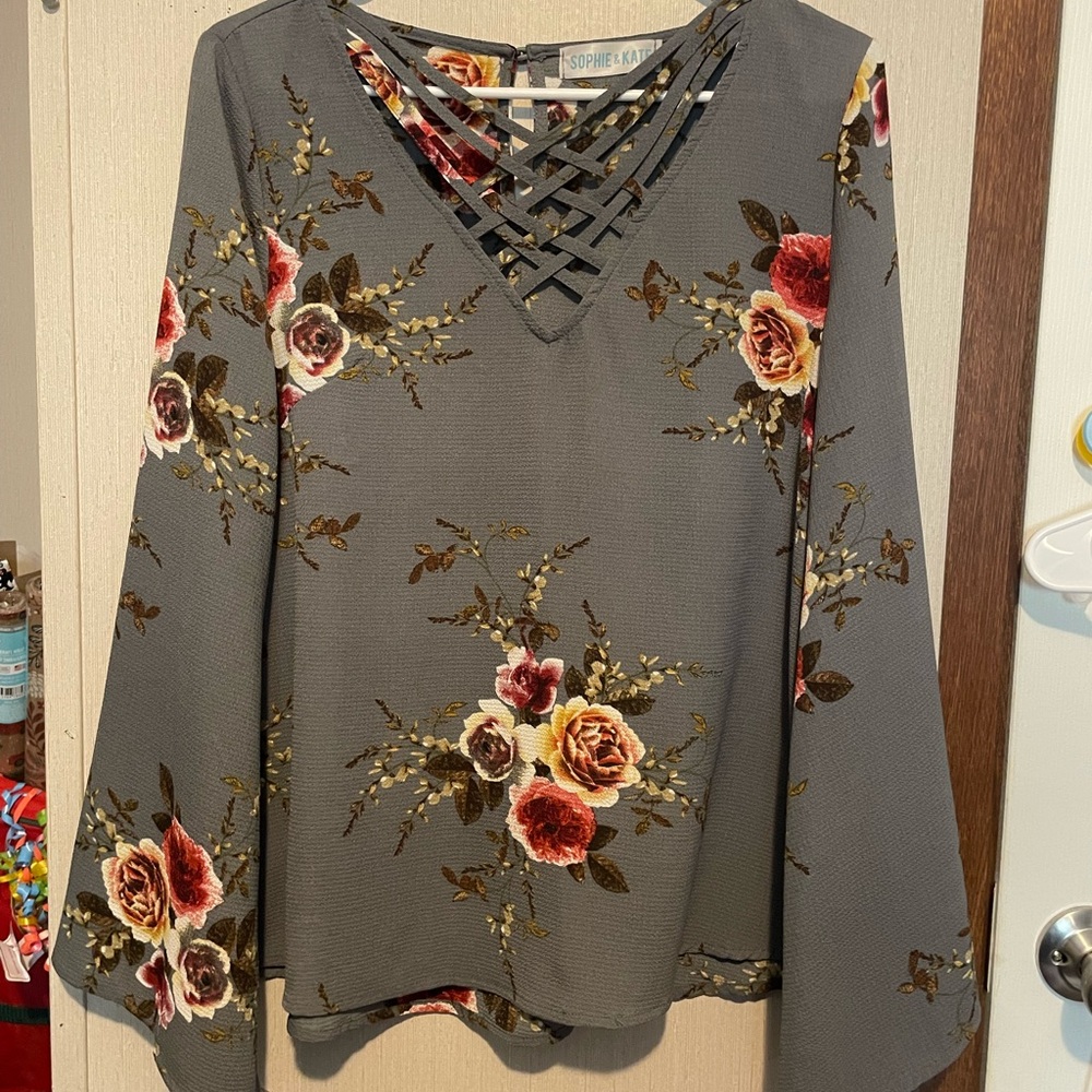 Sophie & Kate Floral Crisscross Neck Blouse in Gray